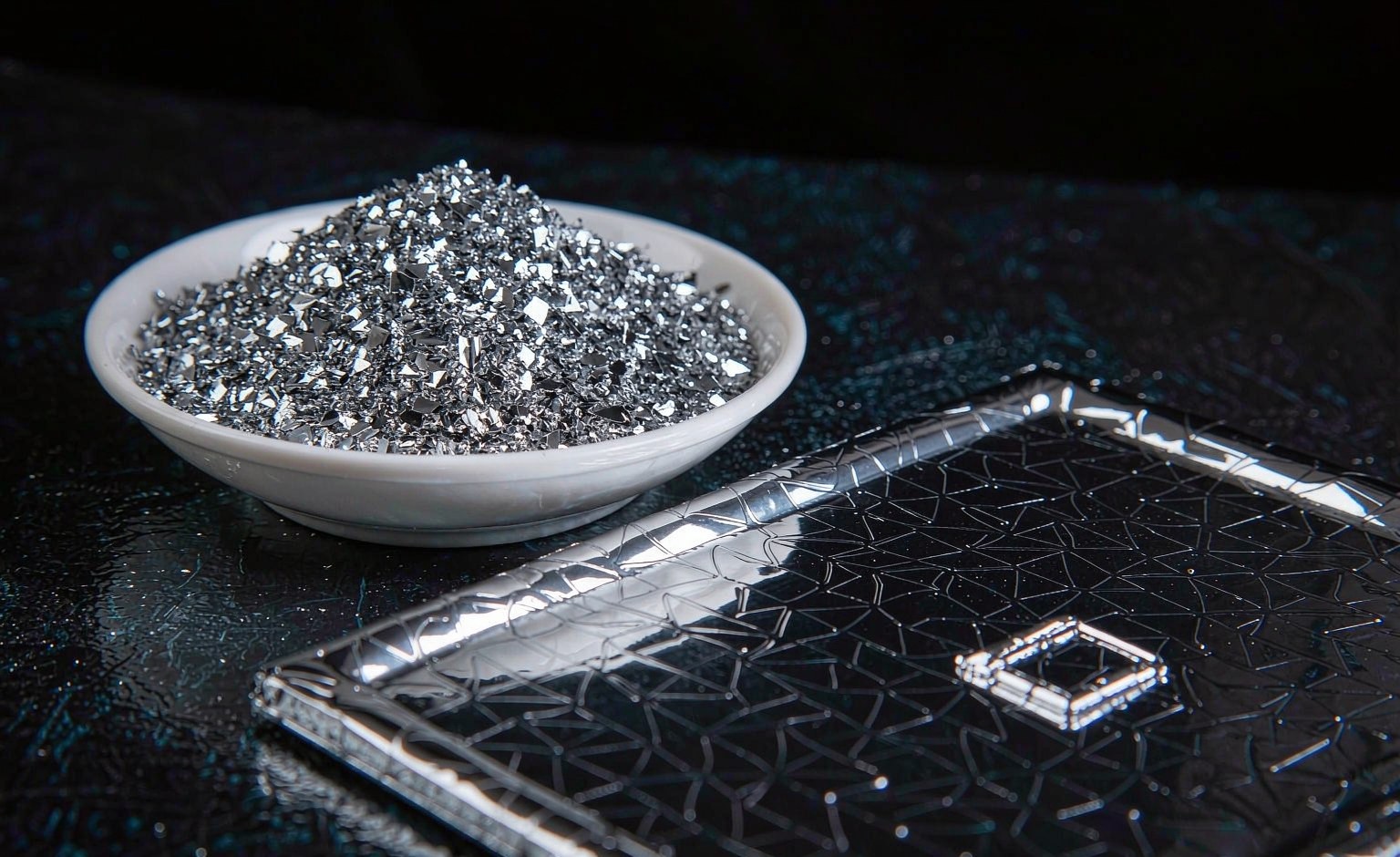 Silver-Coated Pearlescent Pigment: Why Glass Flake Beats Mica for Mirror-Chrome Effects